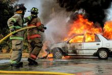bomberos apagan un incendio de auto