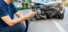 Llamar a la aseguradora después de un accidente de vehículo.