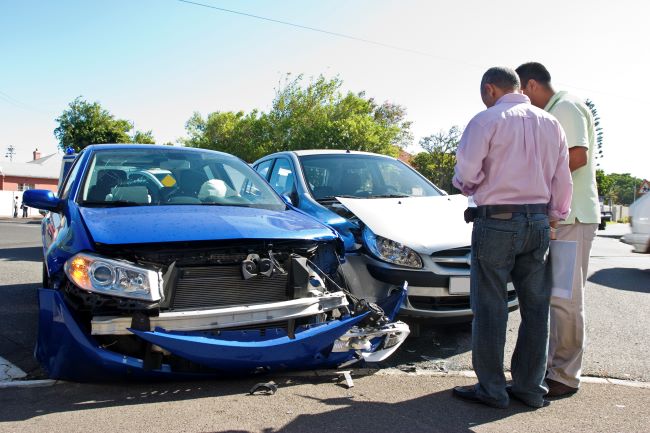 Inspeccionar vehículos después de un accidente de vehículo.