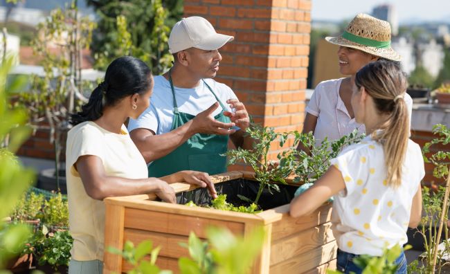 un grupo de amigos trabajan en un jardín y platican sobre sus seguros