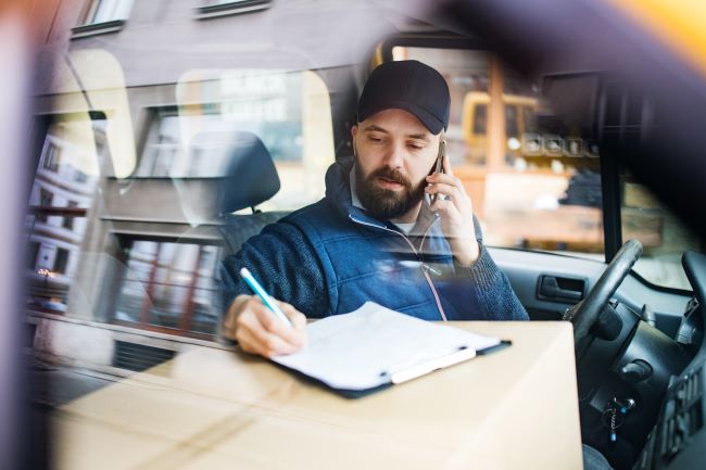 el-dueño-de-un-negocio-apunta-el-vin-de-su-auto-para-aprender-el-historial-de-su-camioneta